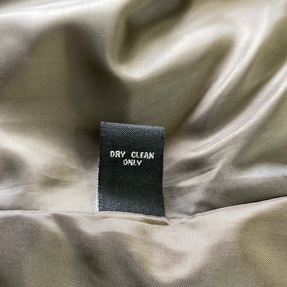 Rue 21 girls brown faux fur vest 40%polyester lining and 100% polyester. - Picture 9 of 9